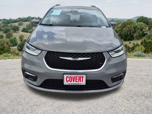 Used 2022 Chrysler Pacifica Touring-L FWD image 2