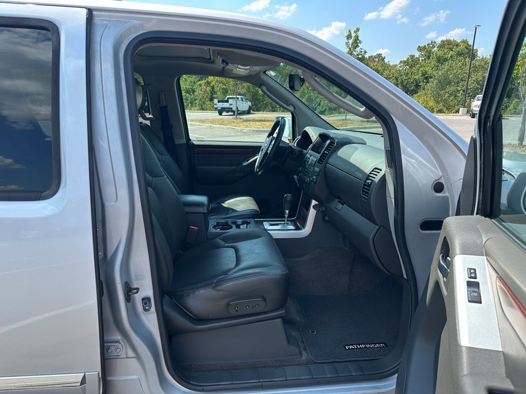 Used 2012 Nissan Pathfinder LE RWD image 19