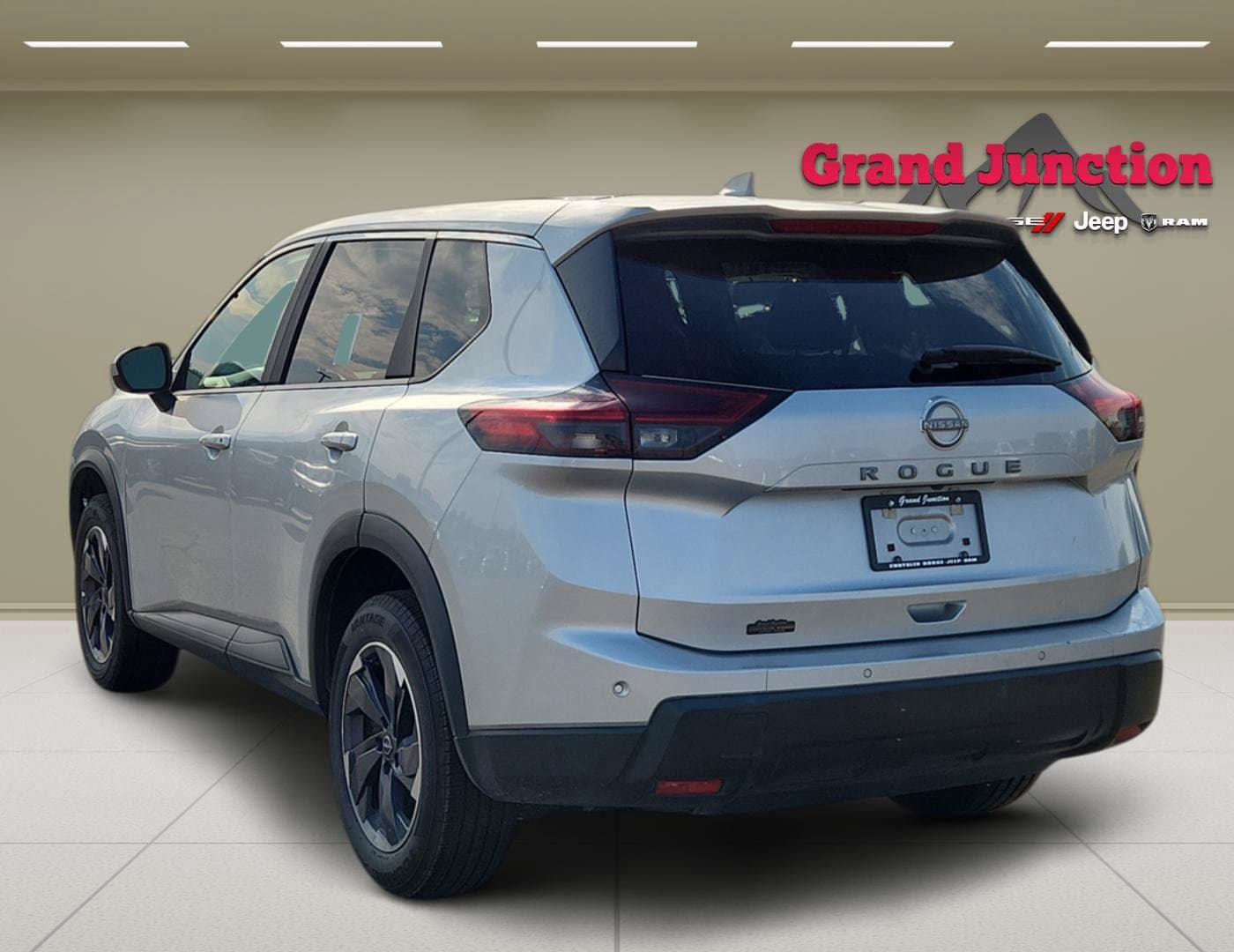 Used 2025 Nissan Rogue SV FWD image 5