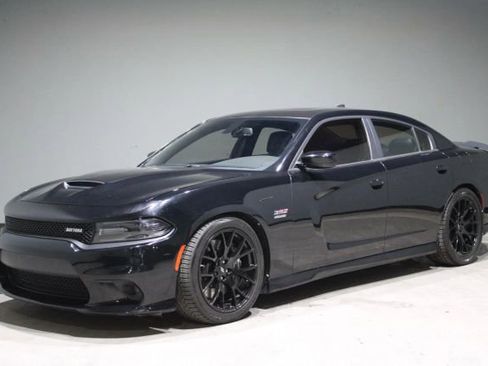 Used 2017 Dodge Charger R/T image 2