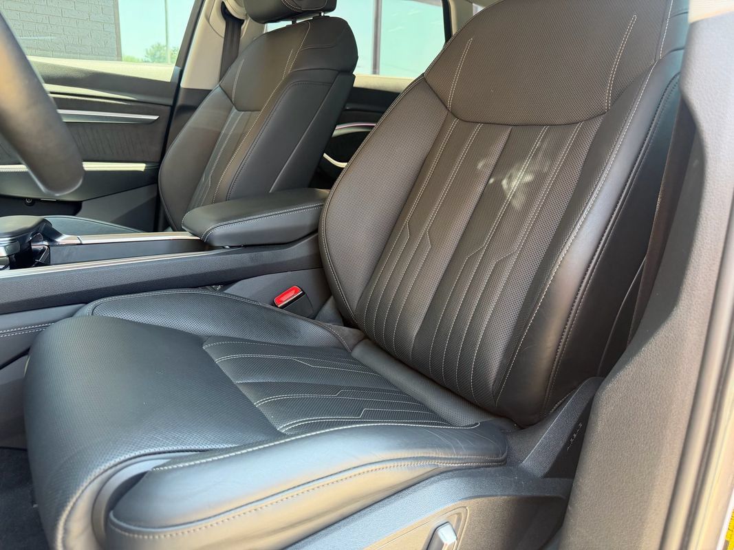Used 2019 Audi e-tron Prestige w/ Prestige Package AWD/4WD image 37