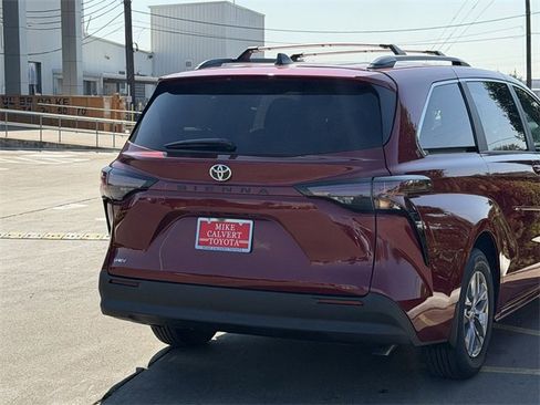 New 2026 Toyota Sienna LE image 7