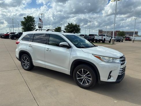 Used 2017 Toyota Highlander XLE FWD image 4