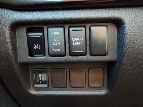 Used 2018 Nissan Titan SV w/ SV Convenience Package RWD image 18