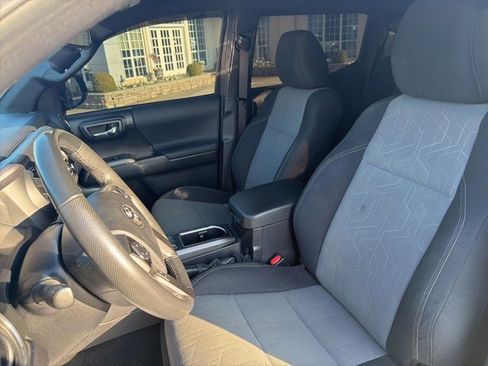 Used 2022 Toyota Tacoma TRD Sport image 10