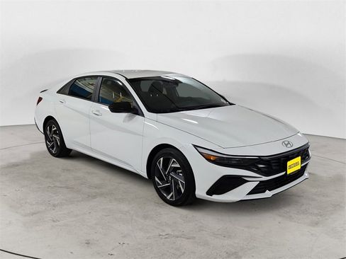 Used 2025 Hyundai Elantra SEL image 7