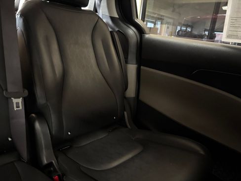 Used 2026 Kia Carnival FWD image 40