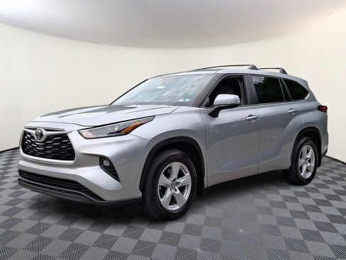 Used 2024 Toyota Highlander LE AWD/4WD image 3
