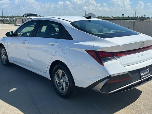 Certified 2024 Hyundai Elantra SE FWD image 10