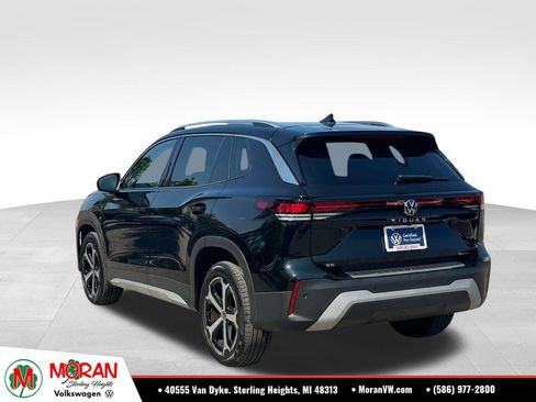 Used 2025 Volkswagen Tiguan SE w/ Panoramic Sunroof Package AWD/4WD image 3