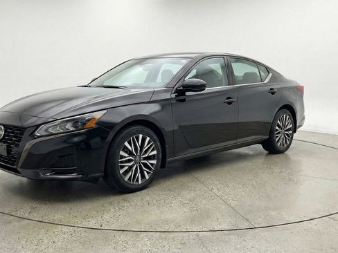 Used 2025 Nissan Altima 2.5 SV image 2