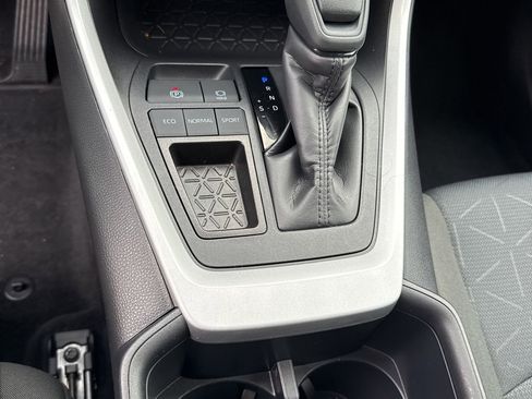 Used 2025 Toyota RAV4 XLE image 20