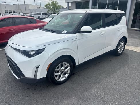 Used 2025 Kia Soul LX w/ LX Technology Package image 2