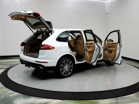 Used 2017 Porsche Cayenne Platinum Edition w/ Premium Package (PJV) AWD/4WD image 11