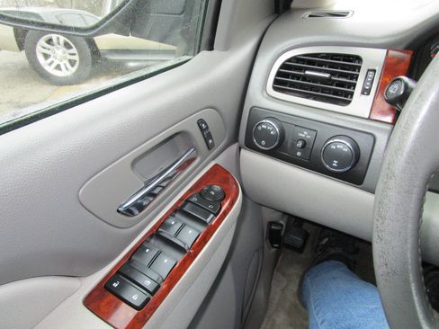 Used 2014 Chevrolet Suburban LT image 13