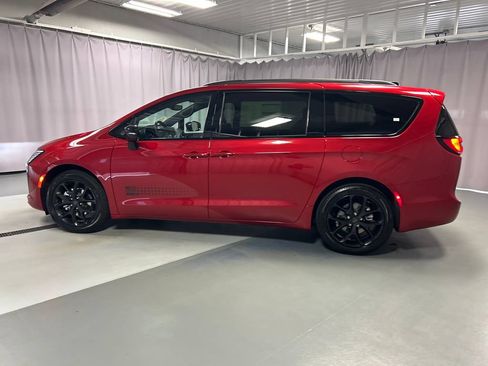 New 2027 Chrysler Pacifica Select FWD image 4