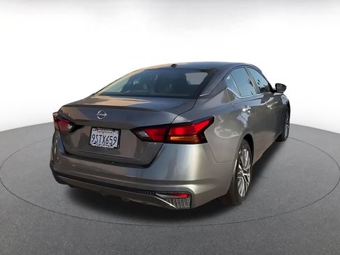 Used 2025 Nissan Altima 2.5 SV FWD image 12