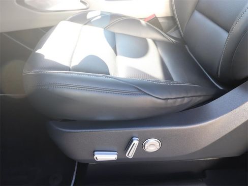 Used 2025 Lincoln Nautilus Premier image 15