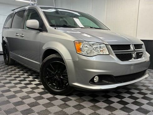 Used 2019 Dodge Grand Caravan SXT w/ Driver Convenience Group FWD image 1