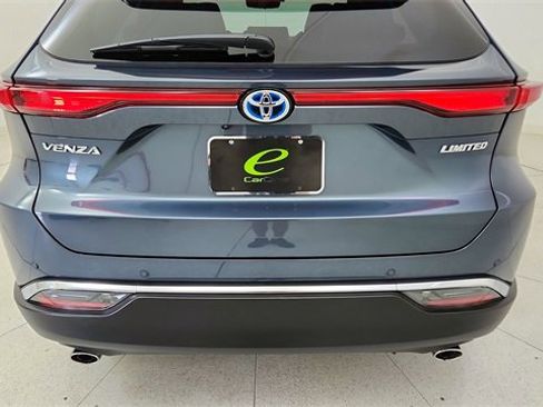 Used 2023 Toyota Venza Limited image 11
