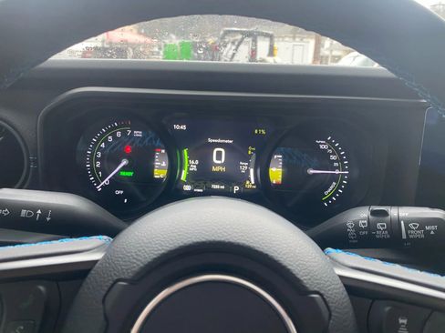 Used 2025 Jeep Wrangler Unlimited Rubicon 4xe image 12