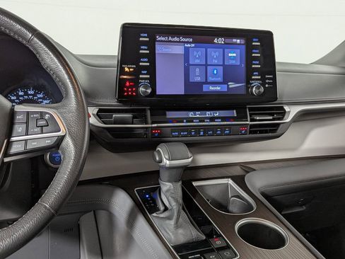 Used 2024 Toyota Sienna XLE image 19