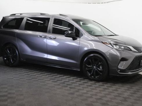 Used 2022 Toyota Sienna XSE w/ XSE Plus Package FWD image 3