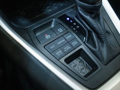 Certified 2022 Toyota RAV4 LE AWD/4WD image 27