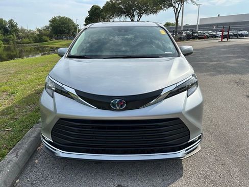 Certified 2024 Toyota Sienna XLE FWD image 8