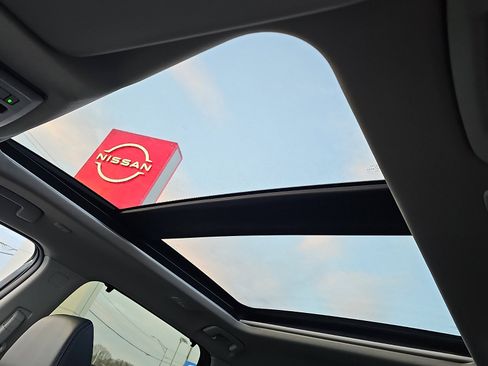 Certified 2025 Nissan Rogue SL w/ Tech Package image 15