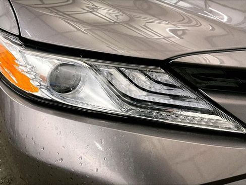 Used 2020 Toyota Camry XLE w/ Sunroof Package image 28