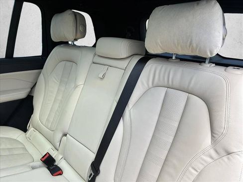 Used 2022 BMW X7 xDrive40i w/ M Sport Package AWD/4WD image 15