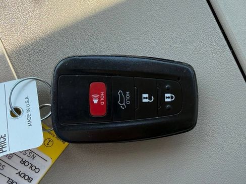 Used 2022 Toyota Highlander XLE AWD/4WD image 26