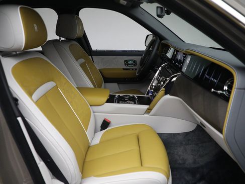 Certified 2025 Rolls-Royce Cullinan image 32