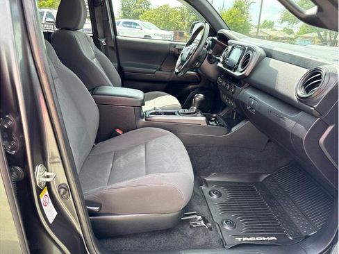 Used 2018 Toyota Tacoma TRD Sport image 21