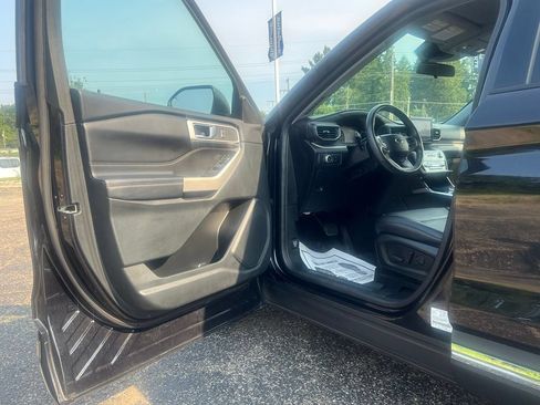 Used 2022 Ford Explorer XLT w/ Equipment Group 202A AWD/4WD image 9