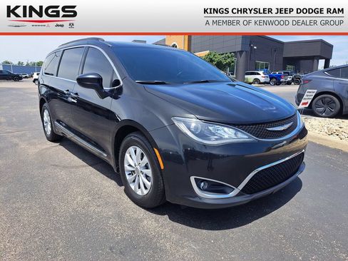 Used 2017 Chrysler Pacifica Touring-L FWD image 1