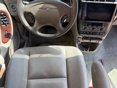 Used 2003 Chrysler Town & Country Limited image 9