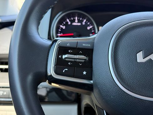 Used 2024 Kia Carnival EX FWD image 14