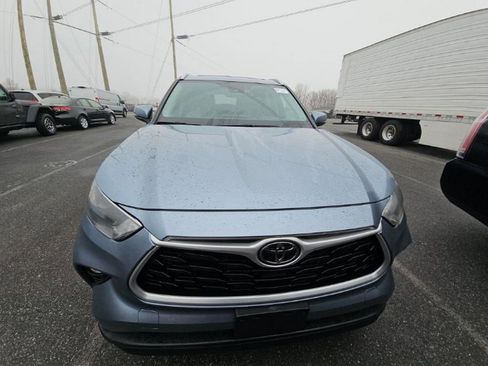 Used 2022 Toyota Highlander XLE image 2