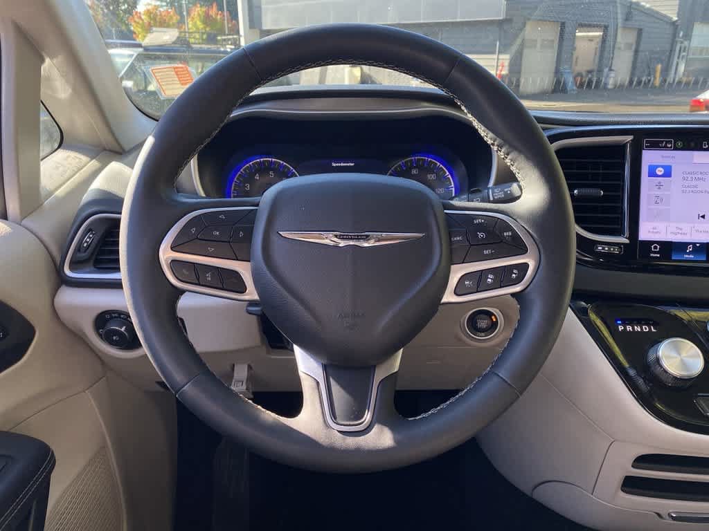 Used 2024 Chrysler Pacifica Touring-L FWD image 18