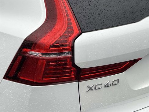 Used 2023 Volvo XC60 B5 Plus image 10