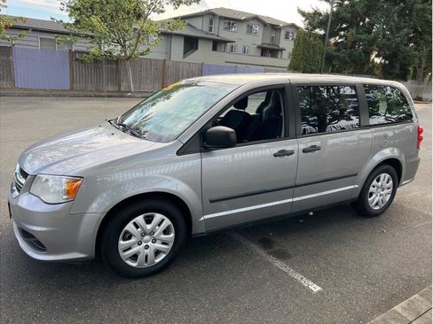 Used 2016 Dodge Grand Caravan American Value Package w/ UConnect Hands-Free Group image 4