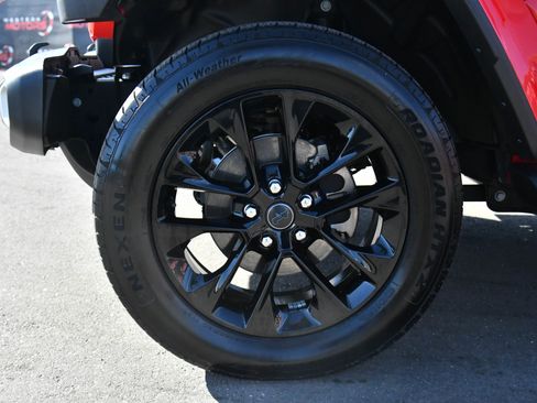 Used 2025 Jeep Wrangler Sahara image 12