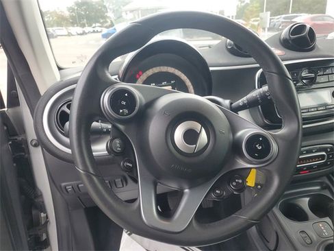 Used 2017 smart fortwo passion image 10