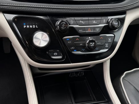 Used 2024 Chrysler Pacifica Limited image 22
