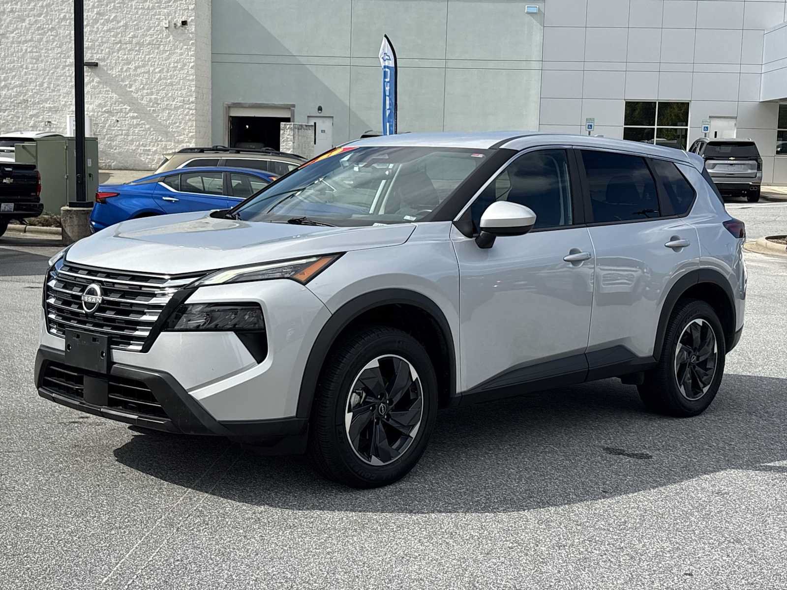 Used 2025 Nissan Rogue SV FWD image 2