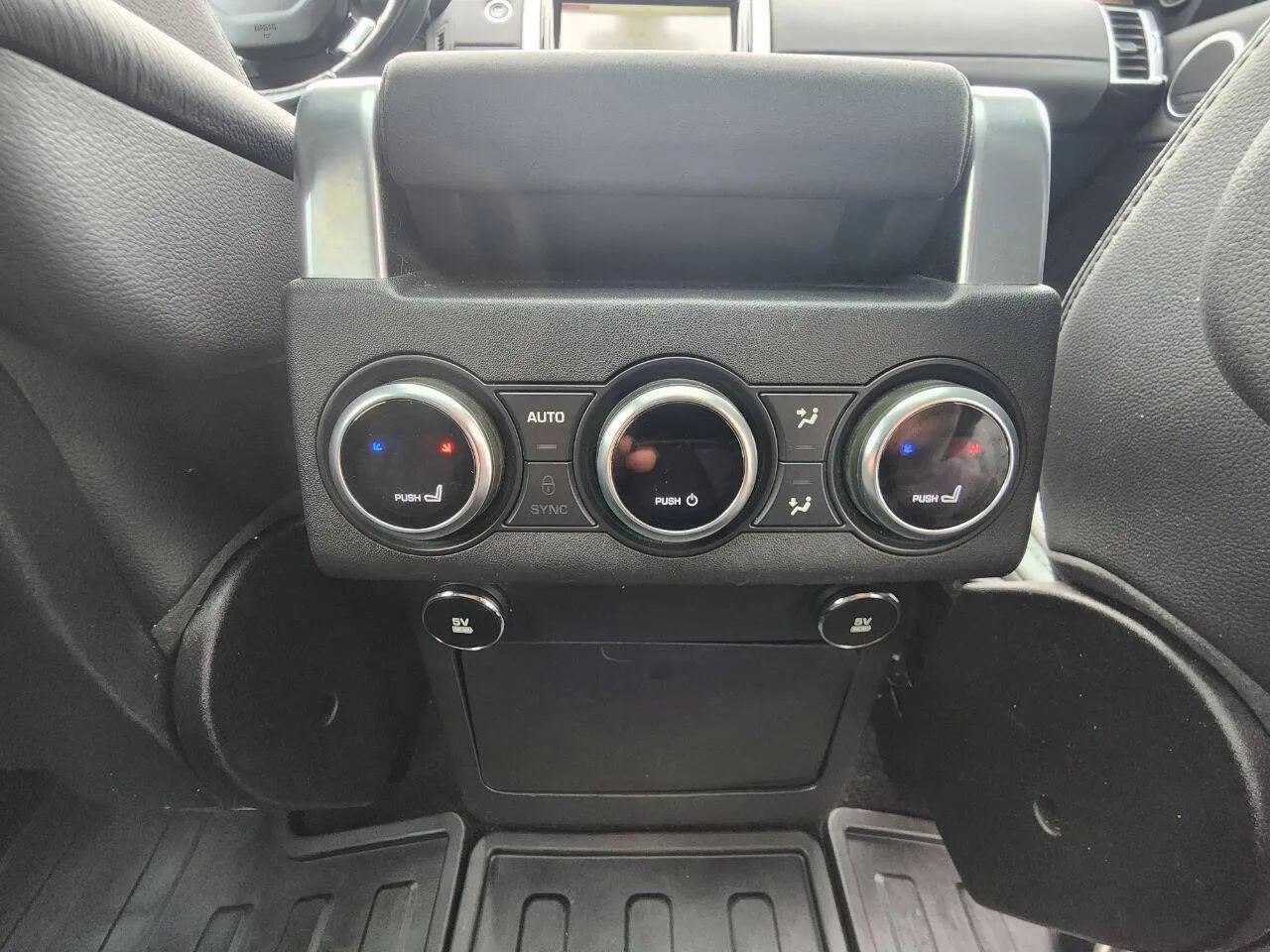 Used 2019 Land Rover Discovery HSE AWD/4WD image 16