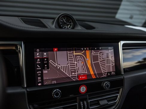 Certified 2022 Porsche Macan image 21