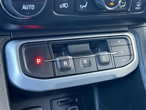 Used 2023 GMC Acadia SLT image 25